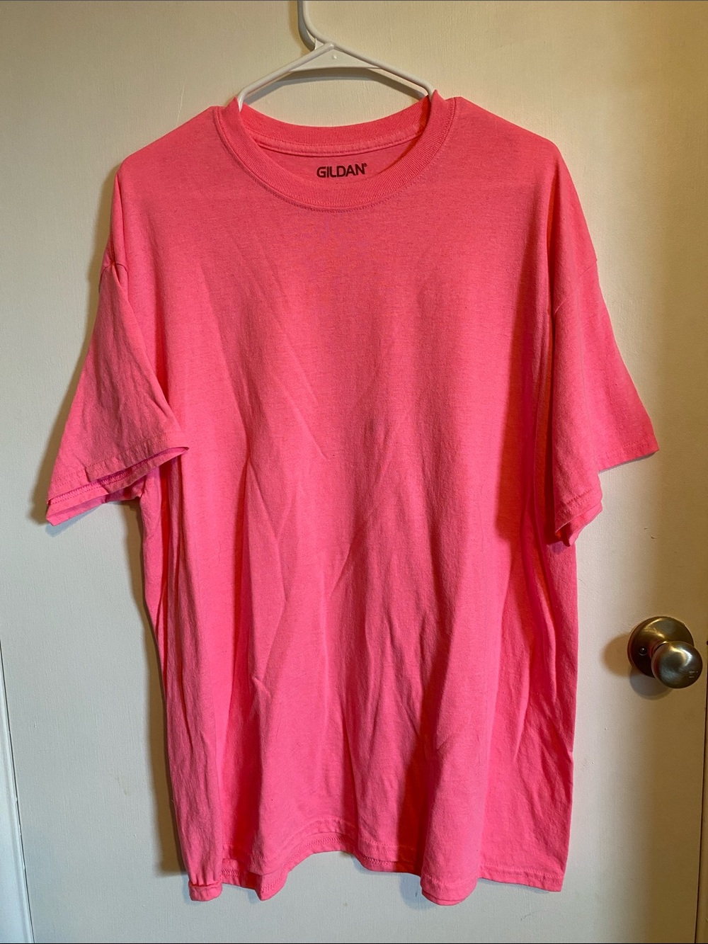 Gildan Men's Short Sleeve Crew Neck T-Shirt in Hot Pink